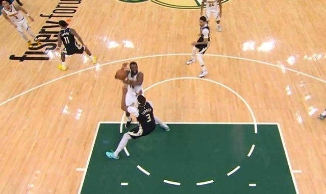 开云体育下载-很关键！特纳对小哈达威犯规&amp;后者2罚全中 掘金获得4分优势